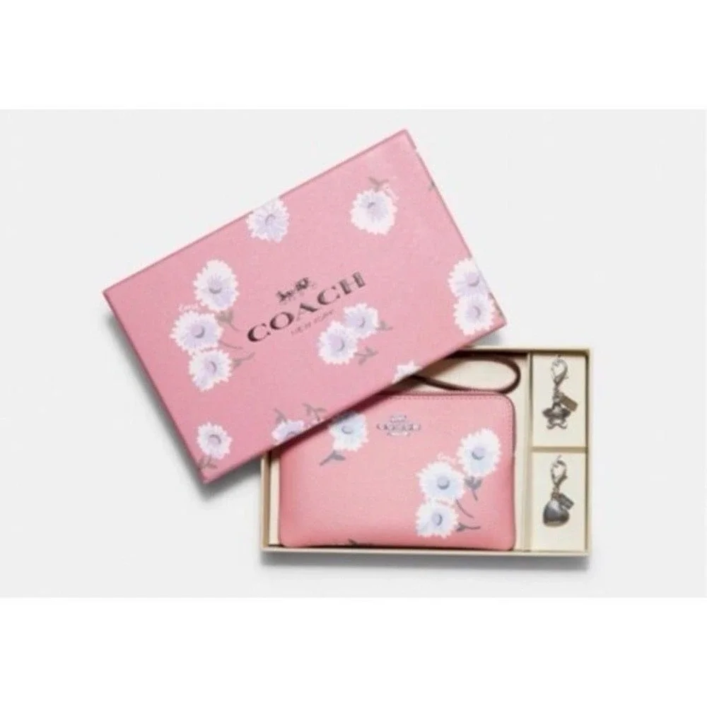 NWT COACH Boxed Corner Zip Wristlet With Daisy Print NEW